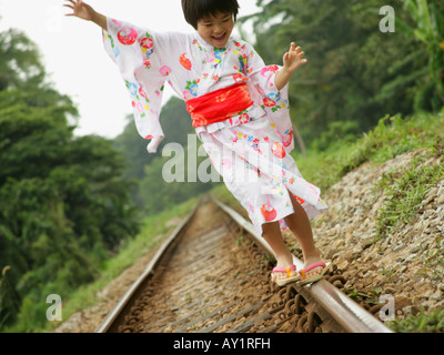Nahaufnahme eines Mädchens zu Fuß auf Eisenbahnschienen Stockfoto