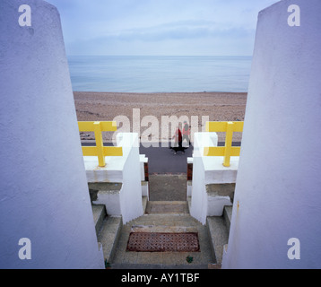 Paar mit Hund zu Fuß entlang der Strandpromenade an der Leas Folkestone Kent England UK Stockfoto