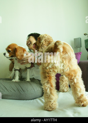 Nahaufnahme einer reifen Frau sitzen und halten zwei Hunde Stockfoto