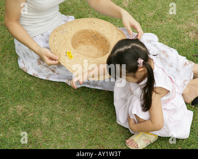 Erhöhte Ansicht eines Mädchens und ihre Mutter Blick auf Rasen Stockfoto