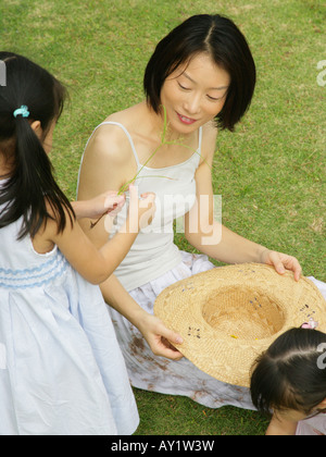 Erhöhte Ansicht einer Mutter und ihren beiden Töchtern Stockfoto