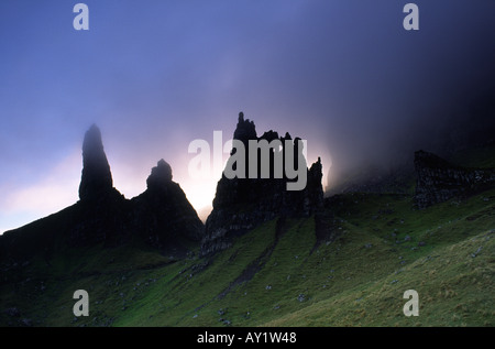 Der Old Man of Storr, verbraucht durch Wolken bei Sonnenuntergang auf der Isle Of Skye in Schottland, Vereinigtes Königreich Stockfoto