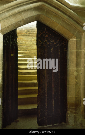 Unebene Stufen hinauf auf ein helles Licht am Brunnen-Kathedrale im Somerset county England UK Stockfoto