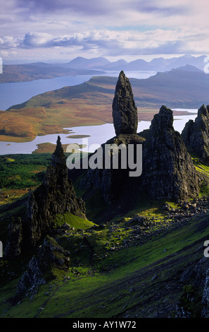 Blick vom The Old Man of Storr mit Loch Leathan im Hintergrund auf der Isle Of Skye in Schottland, Vereinigtes Königreich Stockfoto