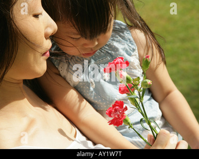 Nahaufnahme eines Mädchens und ihre Mutter hält Rosen Stockfoto