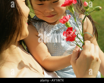 Nahaufnahme einer Mutter und ihrer Tochter halten Rosen Stockfoto