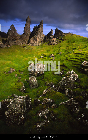 Samtige wellige Hügellandschaft im Gegensatz zu den harten Felsvorsprüngen der Old Man of Storr auf der Isle Of Skye in Schottland, Vereinigtes Königreich Stockfoto