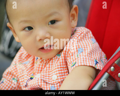 Nahaufnahme eines Baby-jungen sitzen in einem Kinderwagen Stockfoto