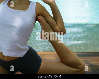 Nahaufnahme einer jungen Frau, die Yoga machen Stockfoto