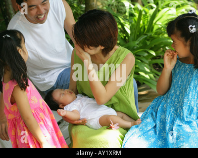 Erhöhte Ansicht von wenigen Mitte Erwachsene mit ihren Kindern Stockfoto