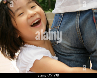 Porträt eines Mädchens Mutter umarmen und lachen Stockfoto
