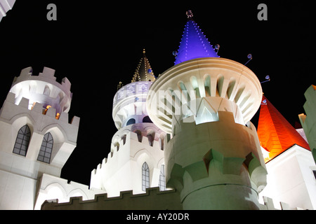 Ein Blick auf das Aladdin Casino and Hotel in Las Vegas in der Nacht genommen.  Foto von der südöstlichen Seite des Gebäudes. Stockfoto