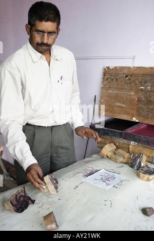 Block drucken zeigt sich in Jaipur, Rajasthan. Kamel geformte Blöcke werden verwendet, um Tuch mit Farbstoffen zu imprägnieren. Stockfoto