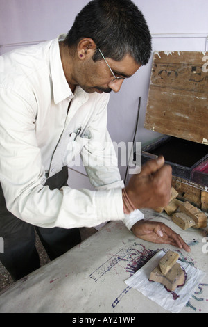 Block drucken zeigt sich in Jaipur, Rajasthan. Kamel geformte Blöcke werden verwendet, um Tuch mit Farbstoffen zu imprägnieren. Stockfoto