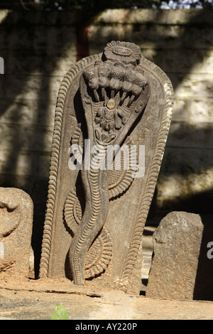 Steinen, Bilder von Schlangen in der Nähe von Bull Temple in Bangalore, Karnataka darstellt. Sie sind bekannt als "Schlange Stones". Stockfoto