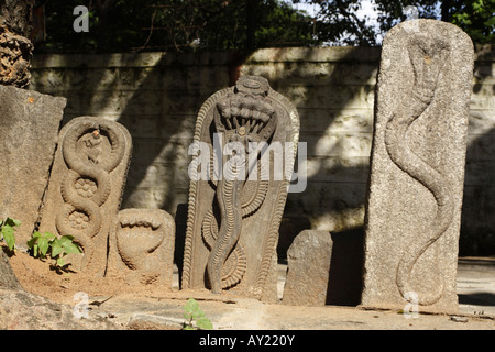 Steinen, Bilder von Schlangen in der Nähe von Bull Temple in Bangalore, Karnataka darstellt. Sie sind bekannt als "Schlange Stones". Stockfoto