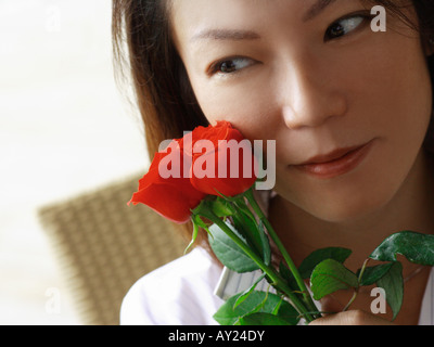 Nahaufnahme einer Frau Rosen halten und Lächeln Stockfoto