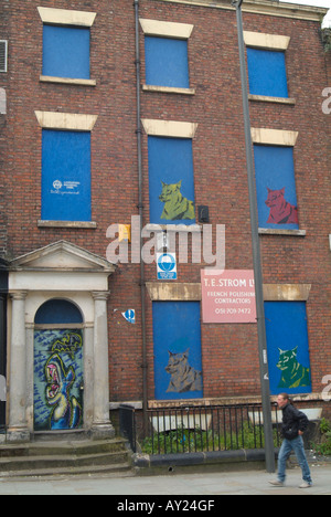 Graffiti an Türen baufällig Gebäude wartet auf Renovierung in der Duke Street in Liverpool nach der Regeneration-Regelung. Stockfoto