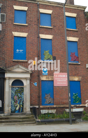 Graffiti an Türen baufällig Gebäude wartet auf Renovierung in der Duke Street in Liverpool nach der Regeneration-Regelung. Stockfoto