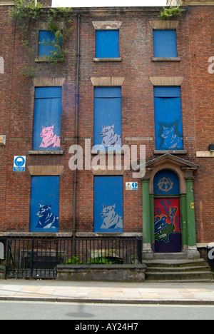 Graffiti an Türen baufällig Gebäude wartet auf Renovierung in der Duke Street in Liverpool nach der Regeneration-Regelung. Stockfoto