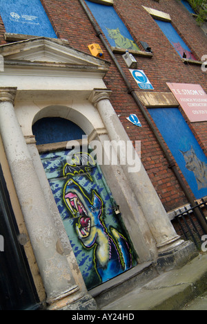 Graffiti an Türen baufällig Gebäude wartet auf Renovierung in der Duke Street in Liverpool nach der Regeneration-Regelung. Stockfoto