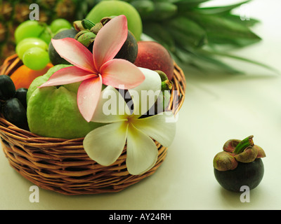 Nahaufnahme der Frangipani-Blüten mit Obst in einem Weidenkorb (Plumeria) Stockfoto