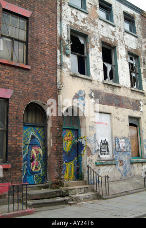 Graffiti an Türen baufällig Gebäude wartet auf Renovierung im Seel Street in Liverpool nach der Regeneration-Regelung. Stockfoto