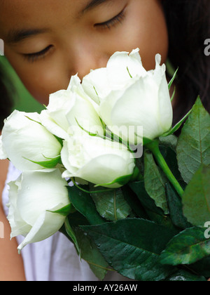 Nahaufnahme eines Mädchens, die duftenden weißer roses Stockfoto