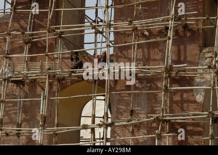 Bambus-Gerüst auf großen Instrument namens Yantra in Jantar Mantar Sternwarte in Jaipur Rajasthan Indien. Stockfoto
