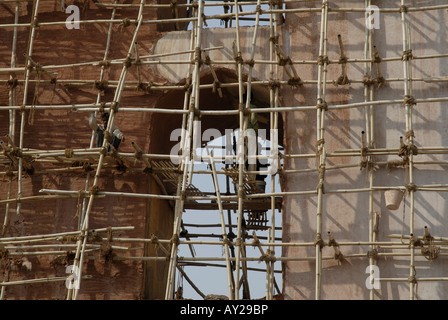 Bambus-Gerüst auf großen Instrument namens Yantra in Jantar Mantar Sternwarte in Jaipur Rajasthan Indien. Stockfoto