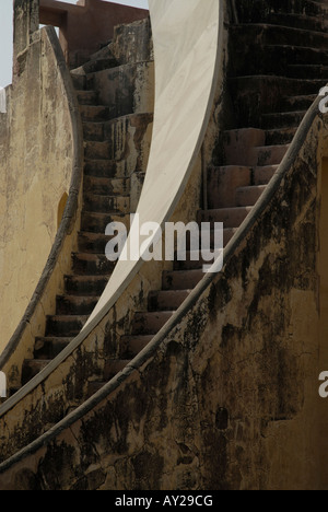 Steile Treppen oder Stufen auf ein großes Instrument namens Yantra in Jantar Mantar Sternwarte in Jaipur Rajasthan Indien. Stockfoto