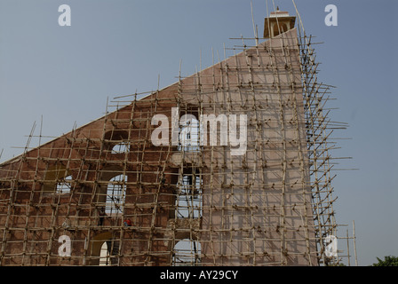 Bambus-Gerüst auf großen Instrument namens Yantra in Jantar Mantar Sternwarte in Jaipur Rajasthan Indien. Stockfoto