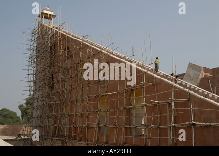 Bambus-Gerüst auf großen Instrument namens Yantra in Jantar Mantar Sternwarte in Jaipur Rajasthan Indien. Stockfoto
