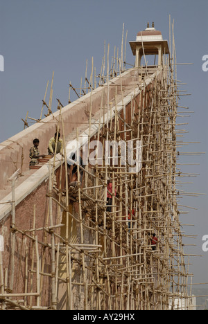 Bambus-Gerüst auf großen Instrument namens Yantra in Jantar Mantar Sternwarte in Jaipur Rajasthan Indien. Stockfoto