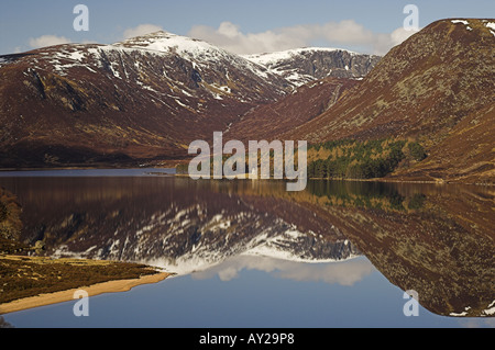 Loch Muick, breite Cairn und Glas-Allt Shiel Lodge und Holz, in den Cairngorms National Park. Stockfoto