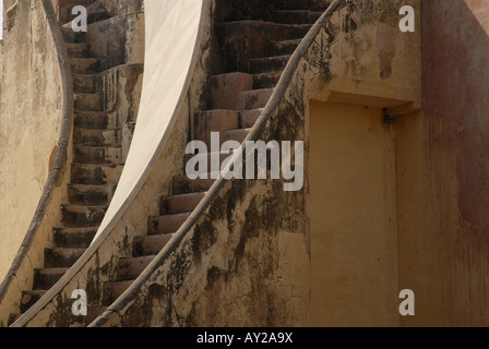 Steile Treppen oder Stufen auf ein großes Instrument namens Yantra in Jantar Mantar Sternwarte in Jaipur Rajasthan Indien. Stockfoto