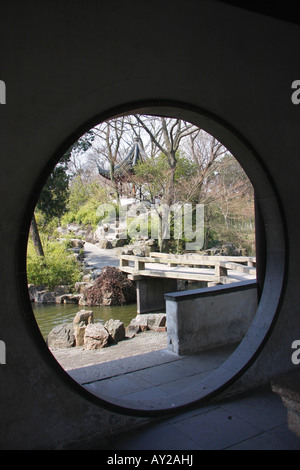 Ansicht eines Teils der Humble Administratoren Garten durch eine "Mond-Tor. Suzhou, China. Stockfoto