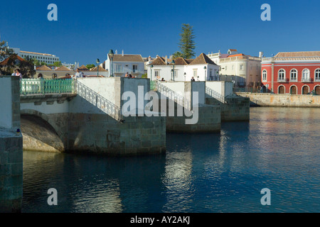 Portugal Algarve Tavira, die mittelalterliche Brücke über den Fluss Gilao Stockfoto