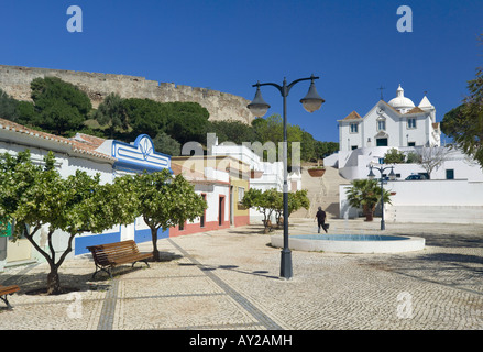 Portugal der östlichen Algarve Castro Marim Straßenszene mit Dorf-Kirche und Burg Wände des Templerordens Stockfoto