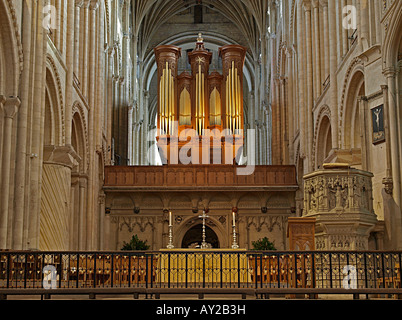 Innenansicht VON ALTER UND ORGELPFEIFEN der Kathedrale von Norwich Norfolk ENGLAND UKRAIL Stockfoto