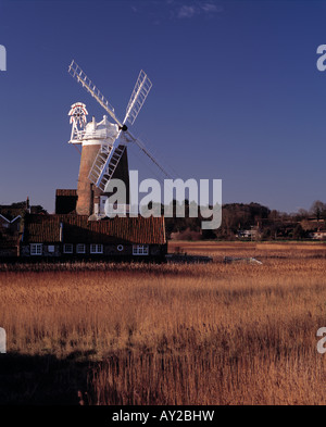 Anzeigen von Cley als nächstes das Meer Windmühle und Guest House North Norfolk Stockfoto