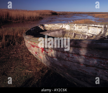 Altes Boot vertäut am Ufer der Schlamm an Brancaster Staithe Norfolk in England Stockfoto