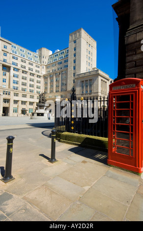 Austausch von Fahnen und Horton Haus Liverpool UK mit traditionellen roten öffentliche Telefonzelle Stockfoto