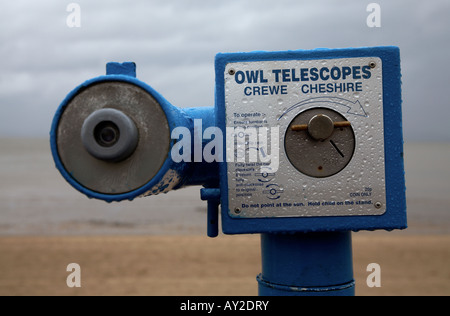 Blick auf das Meer an der Strandpromenade in Morecambe in Lancashire an der Küste Englands Münz-Teleskop Stockfoto