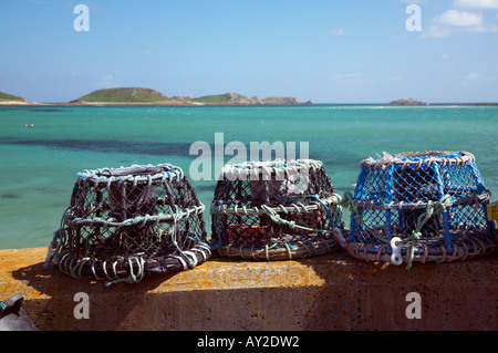Hummer-Töpfe am Kai höhere Stadt St Martin s Scilly-Inseln mit den östlichen Inseln im Hintergrund Stockfoto