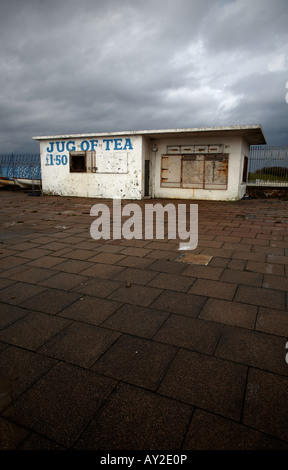 heruntergekommenen Sie verfallenen Tee und Erfrischungen Hütte direkt an der Strandpromenade in Morecambe in Lancashire Stockfoto