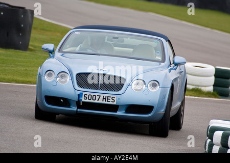 2007 Bentley GTC in der Schikane während des GRRC-Frühling-Sprints bei Goodwood, Sussex, UK. Stockfoto