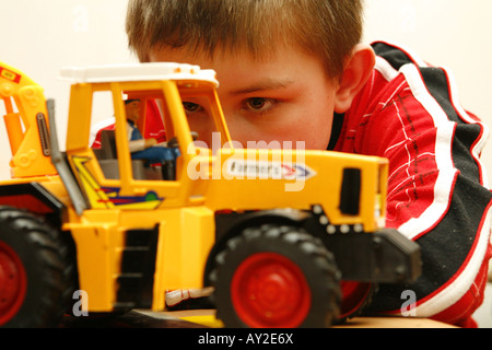 Kleiner Junge mit seinem Spielzeug Bagger Stockfoto