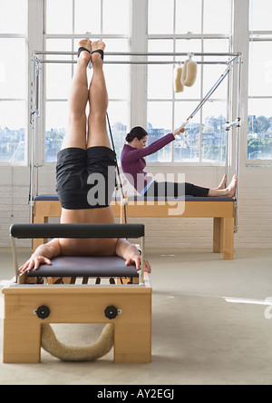 Menschen, die stretching-Übung Studio Stockfoto