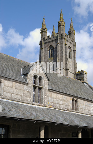 Kirche St. Pancras und Sexton Hütte / Kirche Haus in Widecombe-in-the-Moor, Devon, England. Stockfoto